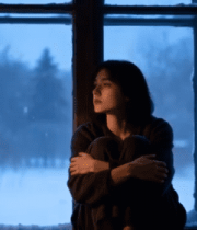 窗边女子抱膝望向窗外雪景7822#横屏 