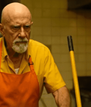 穿围裙老人在厨房推清洁车()7508#横屏 