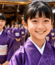 穿和服女孩列队站在古建筑前1417#横屏 