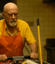 穿围裙老人在厨房推清洁车357#横屏 