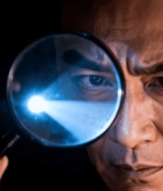 	 穿西装男子手持放大镜观察11763#横屏 