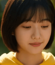 穿黄色卫衣女孩户外微笑镜头7012#横屏 