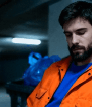 穿橙色工装男子倚靠在仓库6326#横屏 