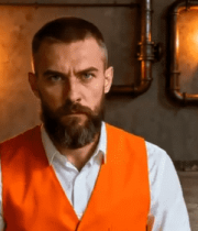 穿橙色背心男子室内特写524#横屏 