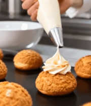 厨师挤奶油装饰泡芙(1)12815#横屏 