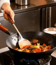 厨师在厨房用铁锅炒菜886#横屏 