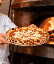 厨师手持出炉披萨5086#横屏 