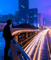 城市夜景中桥上人物与车流素材614#横屏 