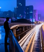 城市夜景中桥上人物与车流素材()703#横屏 