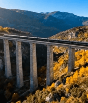 秋日山间高架桥列车行驶景象14172#横屏 