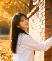 秋日女孩倚砖墙微笑3425#横屏 