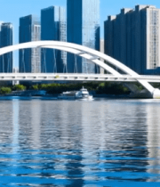 城市河流上的拱形桥梁景观8350#横屏 