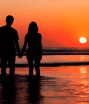 情侣海边牵手漫步日落时分4602#横屏 