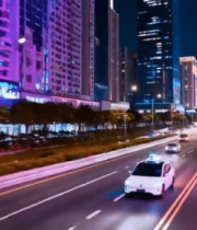 城市道路行驶的新能源汽车(1)12856#横屏 