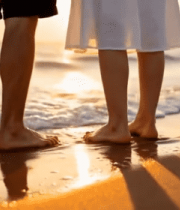 情侣海滩日落时的脚部特写7862#横屏 