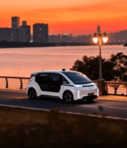 城市道路傍晚行驶的新能源汽车6012#横屏 