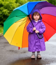 撑彩虹伞的小女孩雨中漫步13223#横屏 