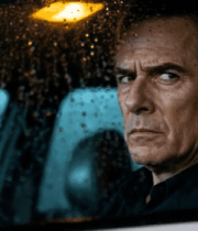 车内男子雨中神情凝重3049#横屏 