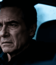 车内男子雨天神情凝重14286#横屏 