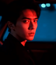 车内男子手持物品特写13377#横屏 