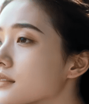 车内女子侧头望向车窗外8318#横屏 