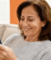 中老年女性沙发上玩手机787#横屏 