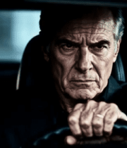 车内老年男性手握方向盘6951#横屏 