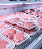 超市生鲜区摆放的盒装生肉1620#横屏 