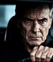 车内老年男性手握方向盘6951#横屏 