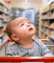 超市中婴儿坐购物车抬头看商品4049#横屏 