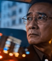 车内老人戴眼镜望向窗外8590#横屏 