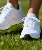 	 草地上的白色运动鞋特写12505#横屏 