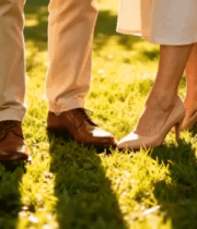 草地中男女双脚特写7995#横屏 