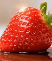 草莓置于巧克力酱上特写10972#横屏 