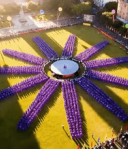 操场上人群组成星形图案8087#横屏 