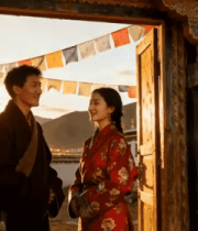 藏装男女门前对视14751#横屏 