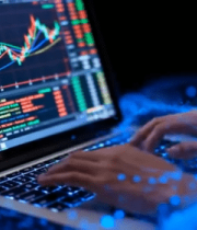 	 操作笔记本查看股票行情画面12447#横屏 