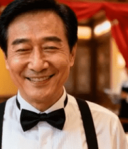 餐厅内男士竖大拇指8795#横屏 