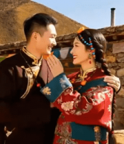 藏区男女身着民族服饰合影588#横屏 