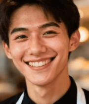 餐厅内微笑的年轻厨师9539#横屏 