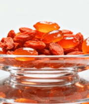 玻璃盘中的干枸杞特写10774#横屏 