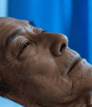 病床上休息的老人3263#横屏 