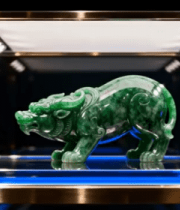玻璃展柜中的翡翠玉雕虎9673#横屏 