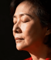 闭眼老年女性特写948#横屏 