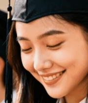 	 毕业生女孩戴学士帽微笑11233#横屏 