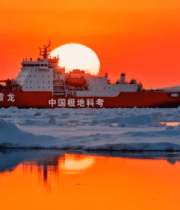 	 北极冰海夕阳下的科考船14679#横屏 