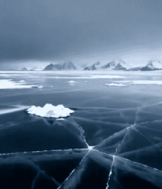 北极冰面与远处雪山景观2439#横屏 