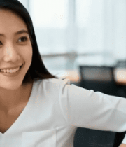 办公室内微笑女性近景12767#横屏 