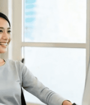 办公室女性使用电脑画面2323#横屏 