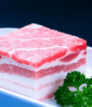 	 白色盘中的五花肉食材14589#横屏 